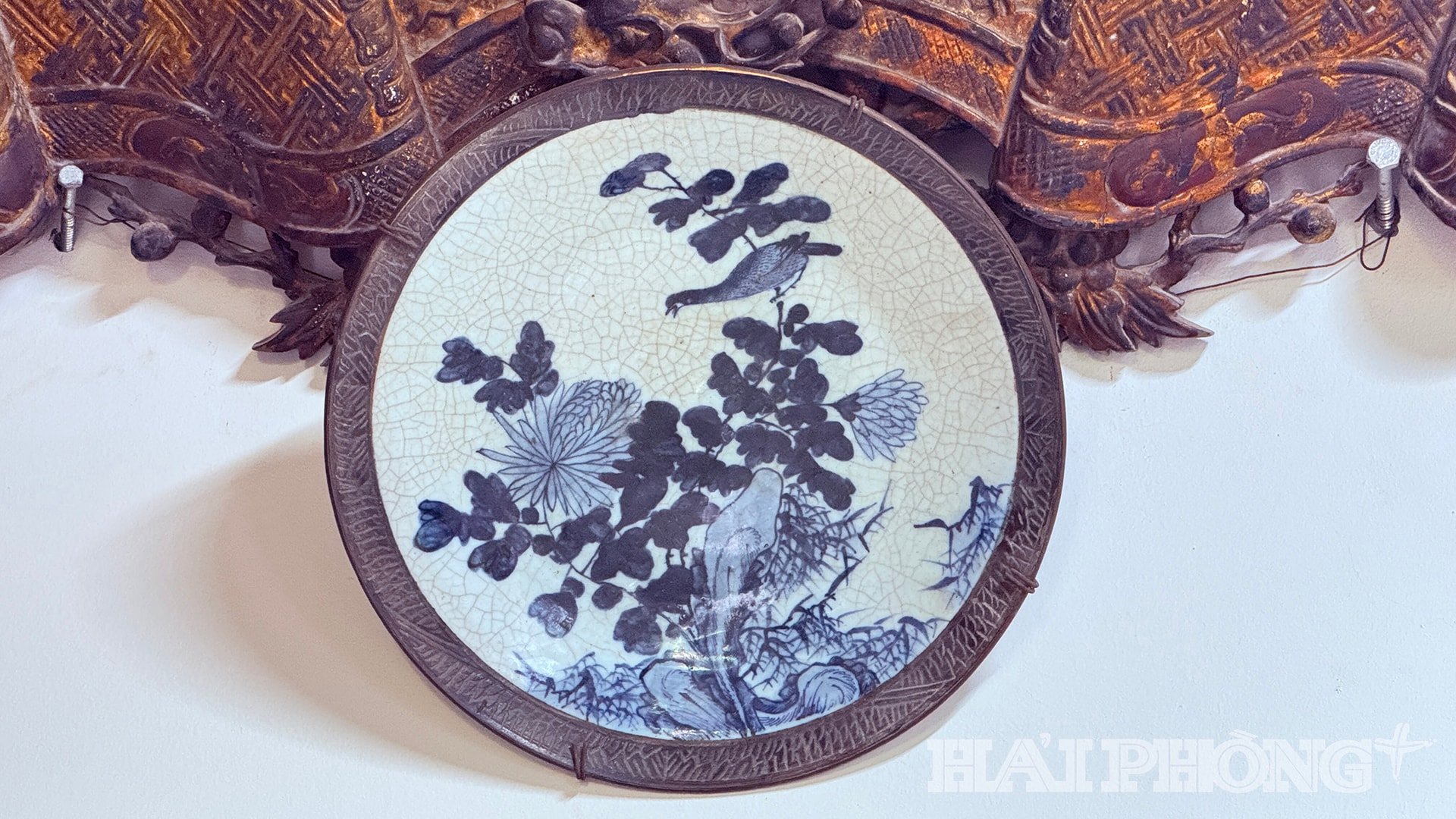 Một đĩa cổ thời Thành Hóa (1446-1487) mà ông ưng ý, lòng đĩa vẽ con chim đậu trên cành hoa, toát lên ý nghĩa cuộc sống thanh bình