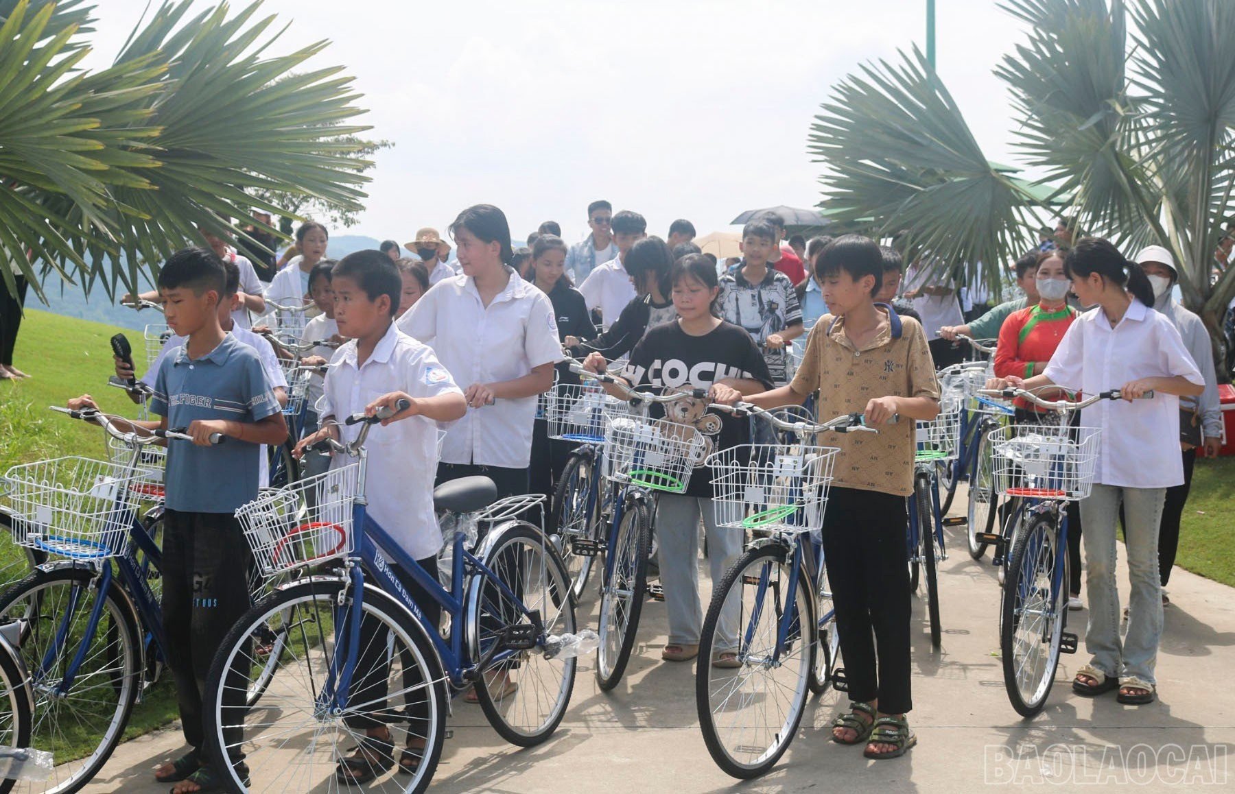 baolaocai-br_cac-em-hoc-sinh-vui-mung-nhan-qua-tu-nha-tai-tro-952.jpg