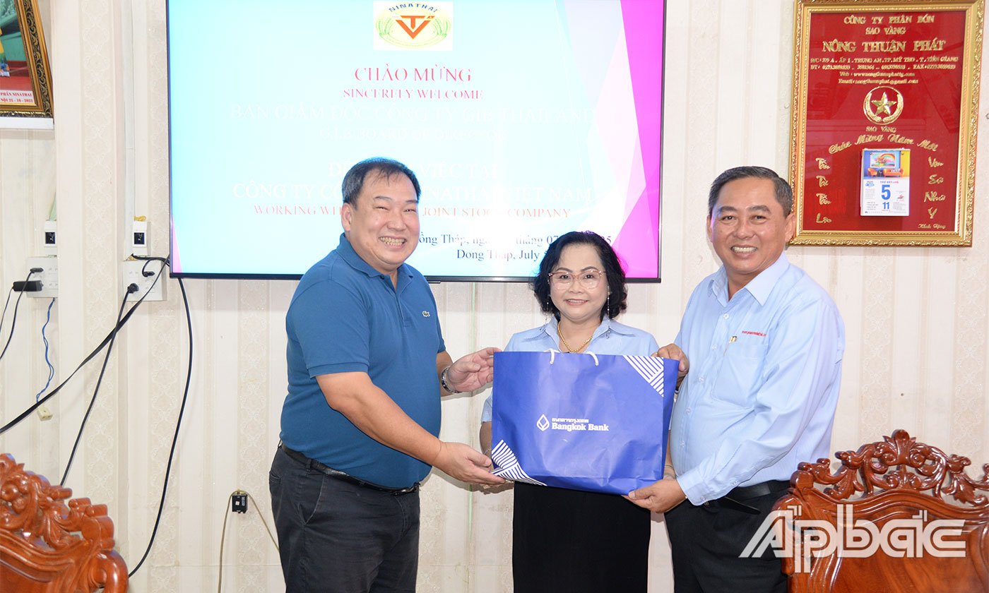 Giám đốc Công ty GIG THAILAND tặng quà cho Ban Giám đốc Công ty cổ phần NINATHAI.