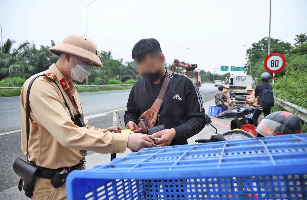 ប៉ូលិស​កត្យា​ករណី​រំលោភ​បំពាន​នៅ​អាកាសយានដ្ឋាន ថាងឡុង។-anh-duong-hiep.jpg