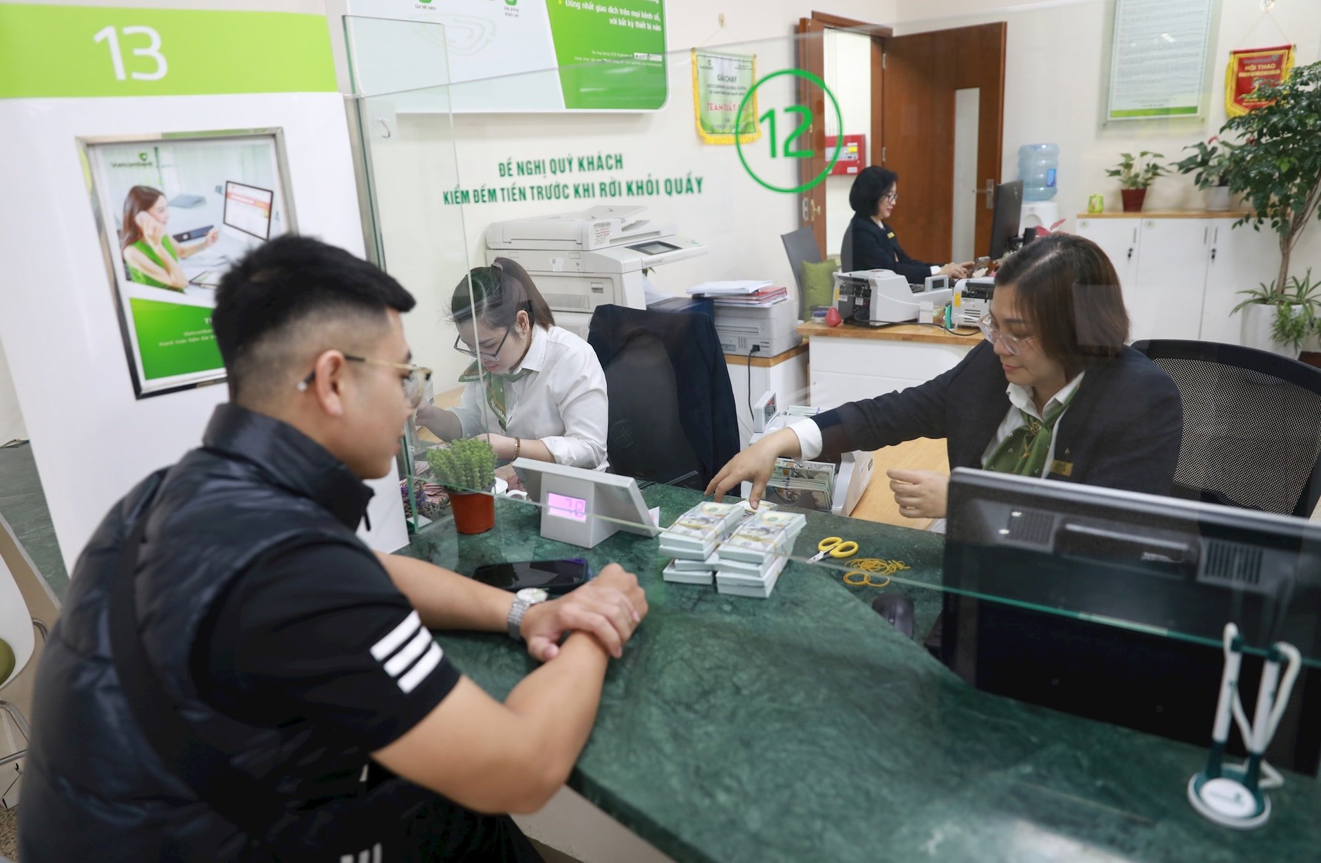 customers-transactions-at-joint-stock-commercial-bank-for-foreign-trade-of-vietnam.-anh-nguyen-quang.jpg