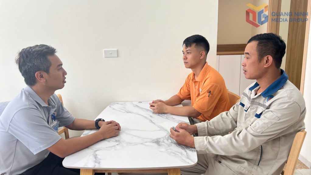 Chủ tịch Công đoàn Công ty TNHH Yazaki Hải Phòng chi nhánh Quảng Ninh (KCN Đông Mai) thăm nhà ở tập thể công nhân trong KCN.