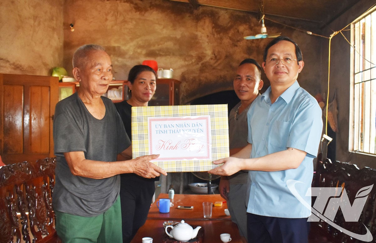 Đồng chí Chủ tịch UBND tỉnh động viên, tặng quà ông Lường Văn Khoa, thôn Trung Tâm, xã Thanh Mai, gia đình có công với cách mạng.