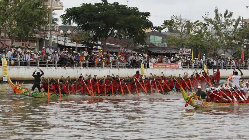Story about boat racing in the Southwest region
