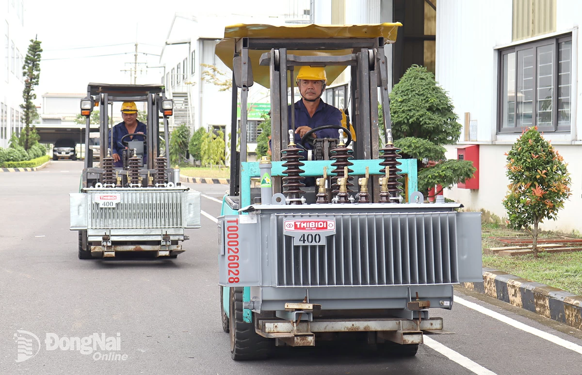 Sản xuất tại Công ty CP Thiết bị điện, Khu công nghiệp Long Đức - một trong những khu công nghiệp đang chuyển hướng mô hình phát triển xanh. Ảnh: Hoàng Lộc

