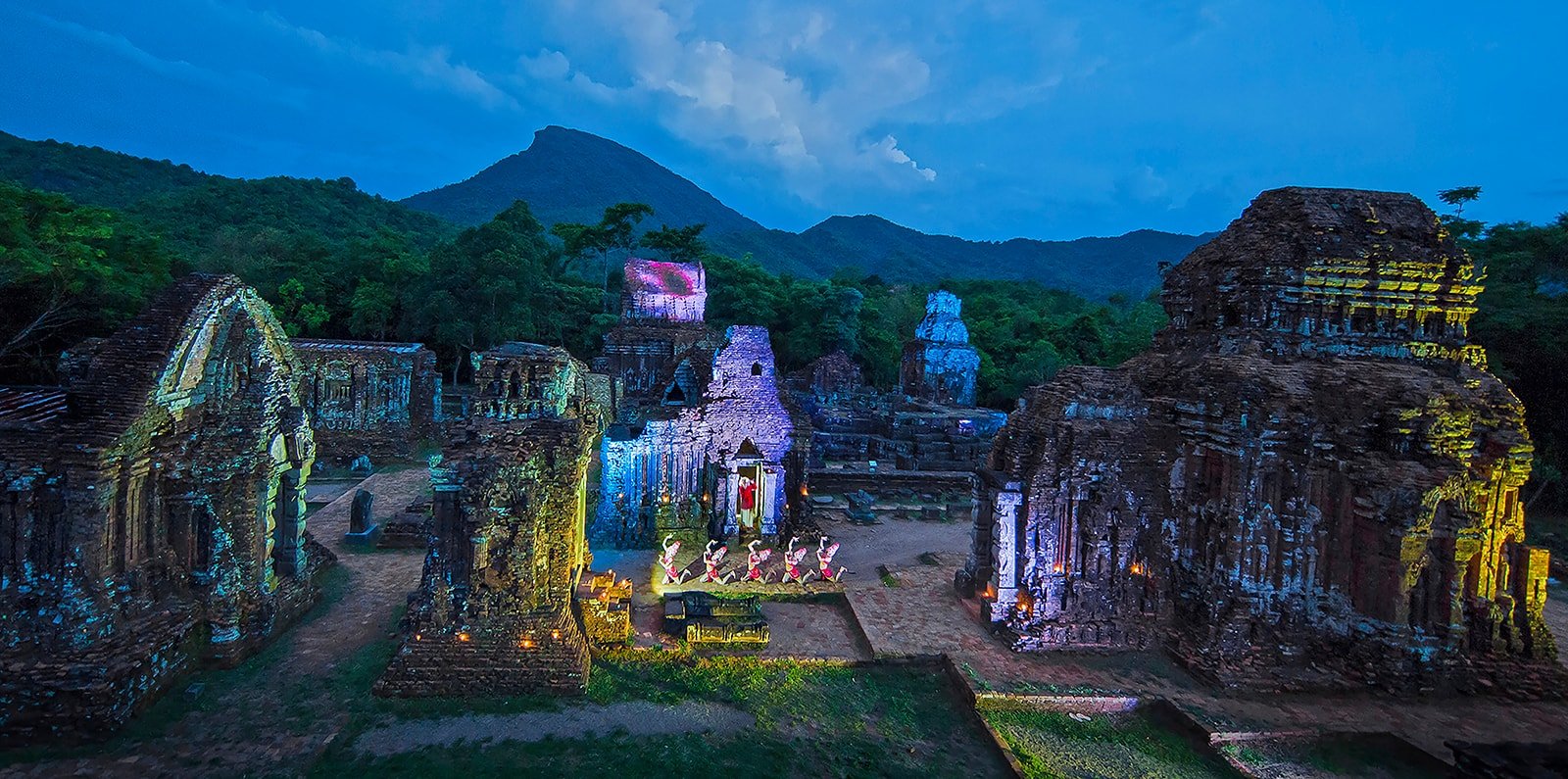 Điệu múa Apsara ở Khu đền tháp Mỹ Sơn. Ảnh: LÊ TRỌNG KHANG