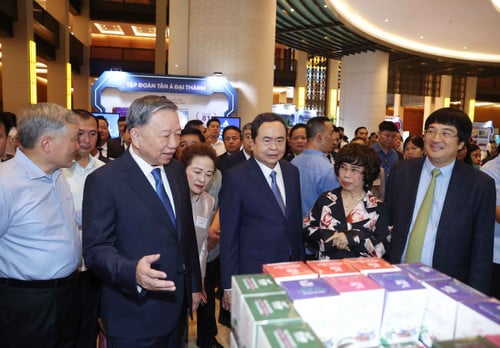 Tổng Bí thư Tô Lâm và các đại biểu tham quan triển lãm 