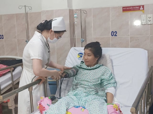 Người phụ nữ thoát chết thần kỳ sau khi bị máy cày đè lên người - Ảnh 1.