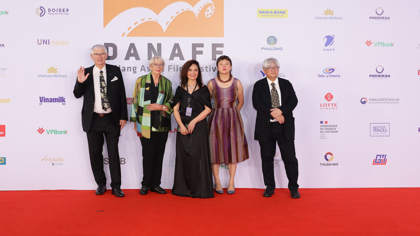 The jury of the Asian Film Competition category on the red carpet at the opening night of the Film Festival. (Photo: Organizing Committee)
