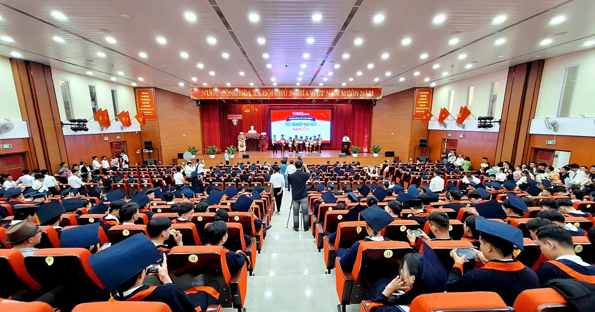 Trường ĐH Khoa học, Đại học Huế trao bằng tốt nghiệp cho 447 sinh viên