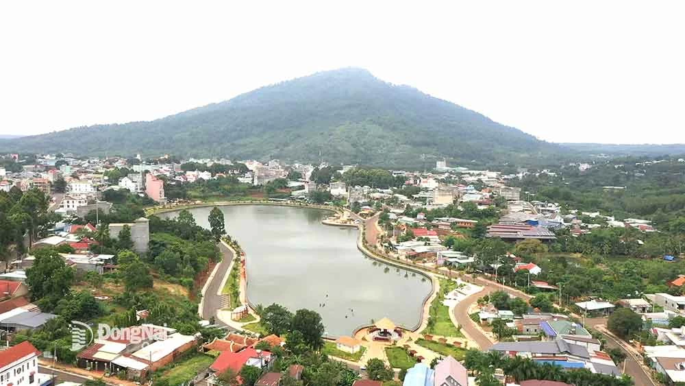 Hồ Long Thủy nhìn từ trên cao, xa xa là núi Bà Rá (phường Phước Long ngày nay). Ảnh: Trương Hiện