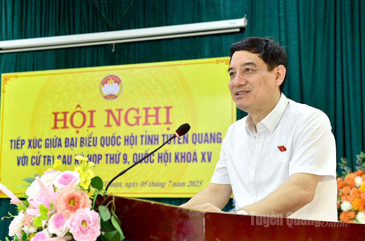 Đồng chí Nguyễn Đắc Vinh phát biểu tại hội nghị.