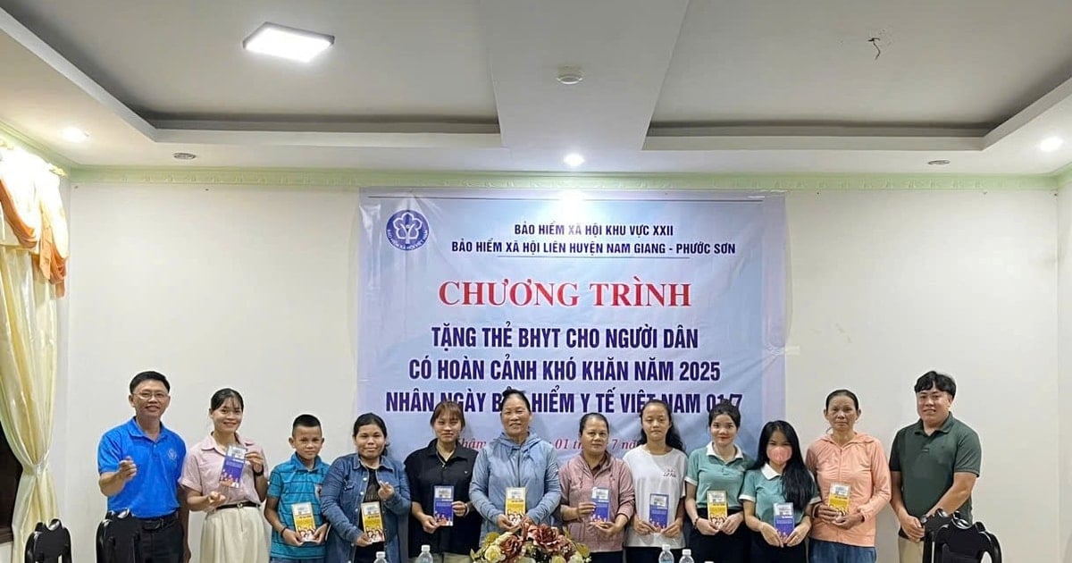 Trao thẻ bảo hiểm y tế cho người dân xã Khâm Đức