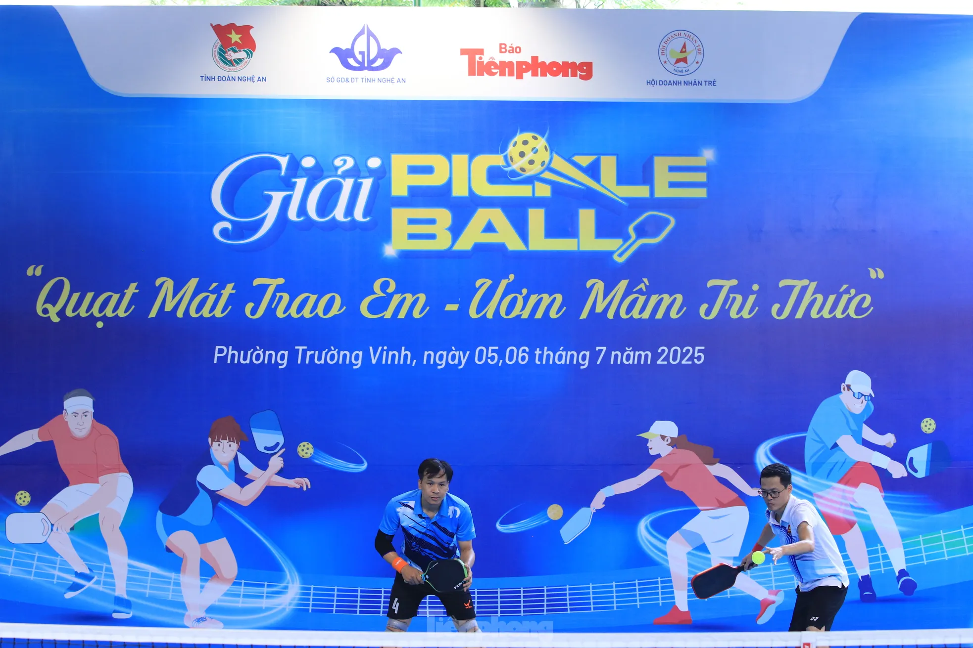 Khoảnh khắc gay cấn trong loạt trận tranh tài Giải Pickleball 'Quạt mát trao em - Ươm mầm tri thức' ảnh 1