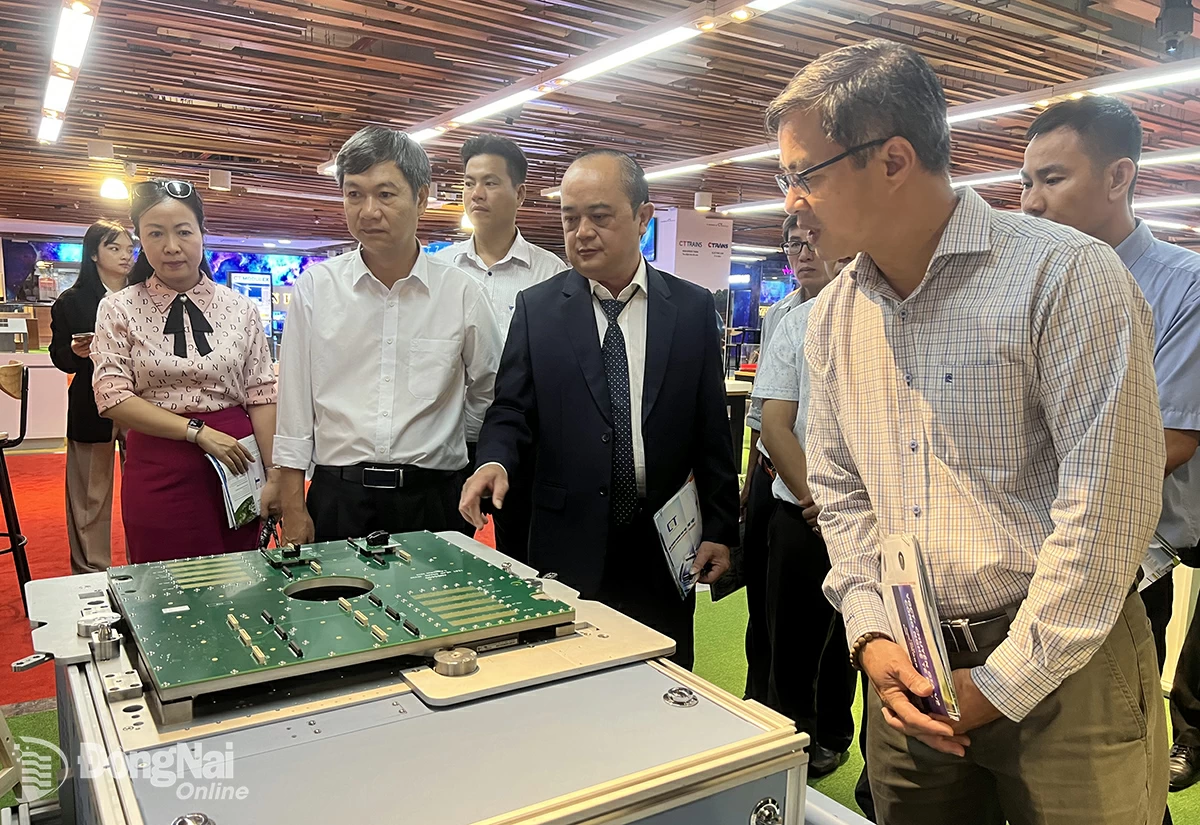 Đoàn công tác gồm lãnh đạo Sở Khoa học và công nghệ, các nhà khoa học, giảng viên của Đồng Nai tham quan, tìm hiểu về phát triển công nghệ bán dẫn tại CT Inovation Hub (Thành phố Hồ Chí Minh) vào tháng 5-2025.