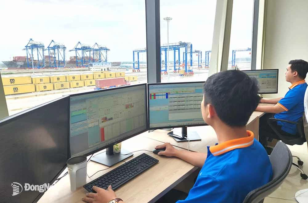 Hệ thống giám sát, quản lý hiện đại bên trong khu điều hành Cảng Phước An (xã Phước An). Ảnh: H.Quân