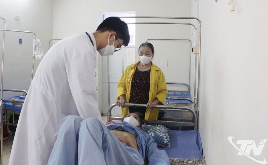 Bệnh nhân đang được điều trị COVID-19 tại Khoa Bệnh nhiệt đới, Bệnh viện Trung ương Thái Nguyên, chủ yếu là người cao tuổi.