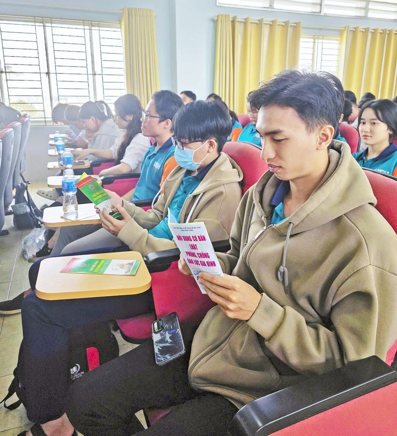 Tuyên truyền bộ tiêu chí ứng xử trong gia đình, nội dung Luật Phòng chống bạo lực gia đình cho học sinh, sinh viên.