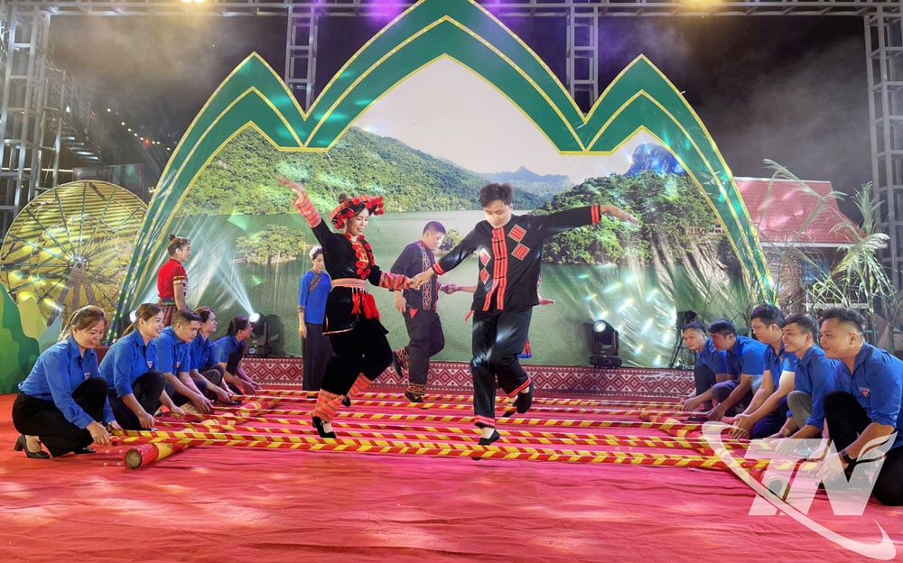 Múa sạp là một trong những tiết mục văn nghệ thường được biểu diễn tại các sự kiện lớn tổ chức ở khu vực hồ Ba Bể.