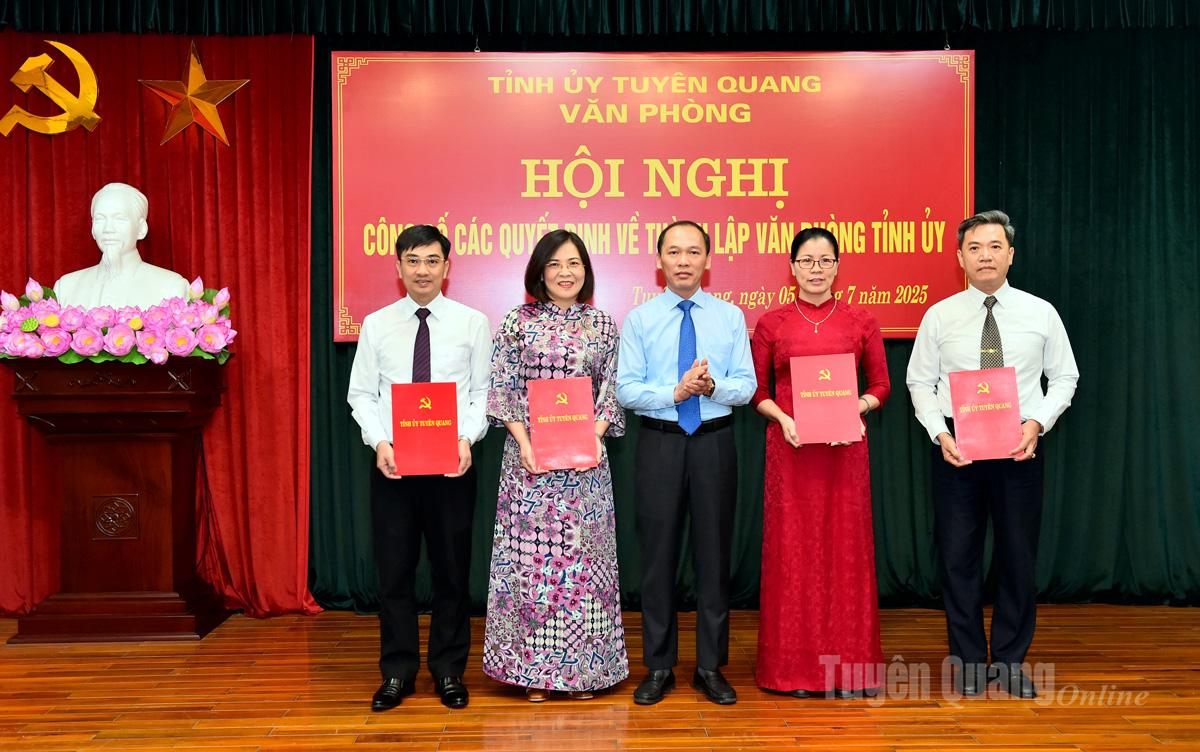 Đồng chí Nguyễn Văn Dưng, Chánh Văn phòng Tỉnh ủy trao Quyết định bổ nhiệm các Trưởng phòng chuyên môn Văn phòng Tỉnh ủy.