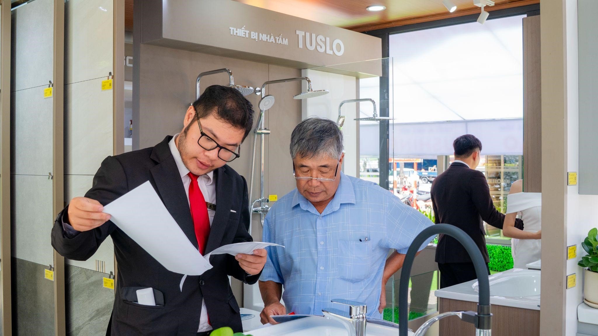 Người tiêu dùng nên lựa chọn các đơn vị, cửa hàng uy tín để mua sắm vật tư để hạn chế rủi ro. 