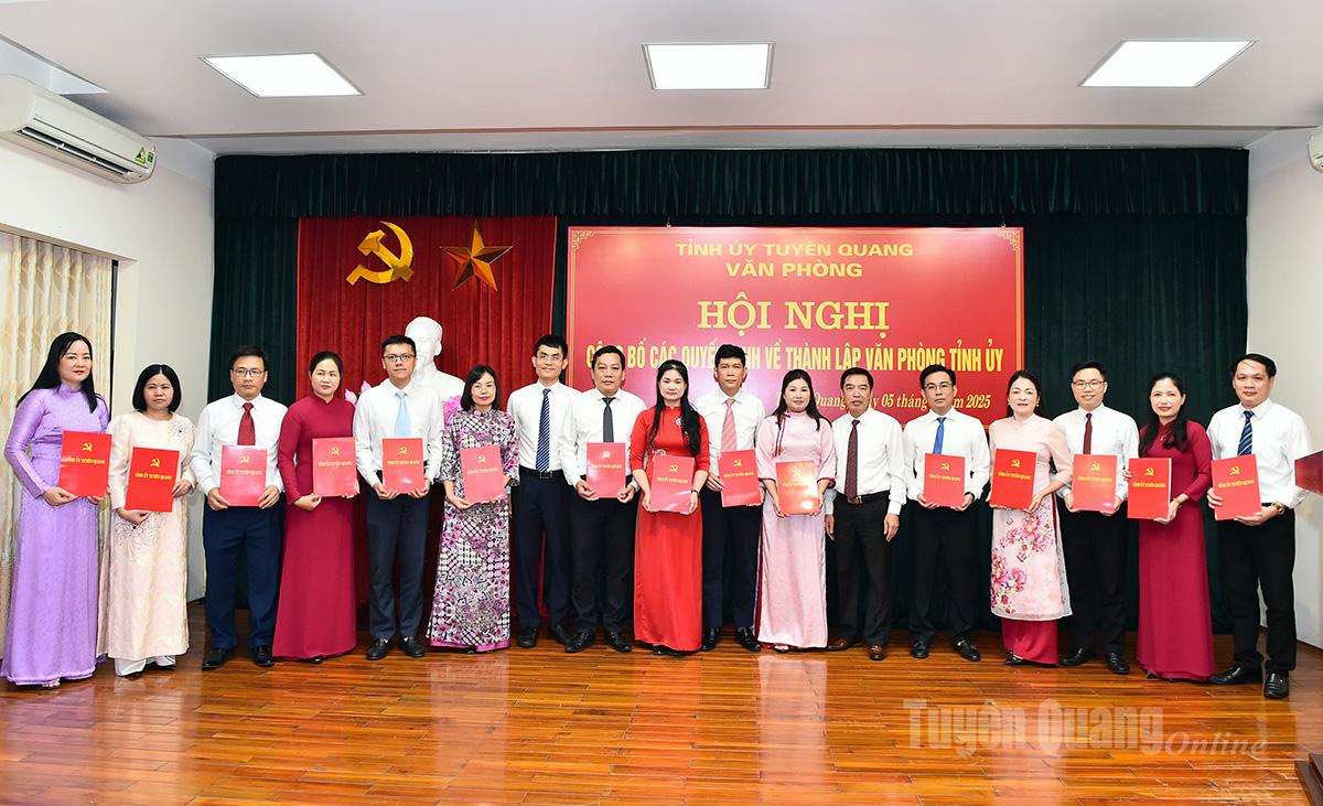 Lãnh đạo Văn phòng Tỉnh ủy trao các quyết định bổ nhiệm các Phó trưởng phòng chuyên môn Văn phòng Tỉnh ủy.