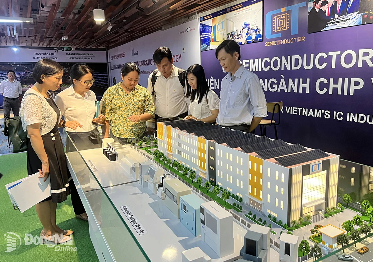 Các nhà khoa học, giảng viên của Đồng Nai tham quan, tìm hiểu về công nghệ sản xuất chíp bán dẫn tại CT Inovation Hub (Thành phố Hồ Chí Minh) vào tháng 5-2025.