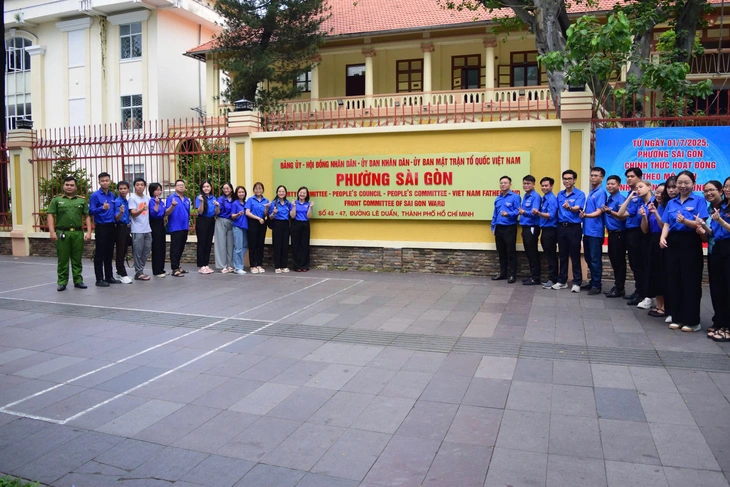Trụ sở phường Sài Gòn thu hút người dân đến check-in - Ảnh 7.