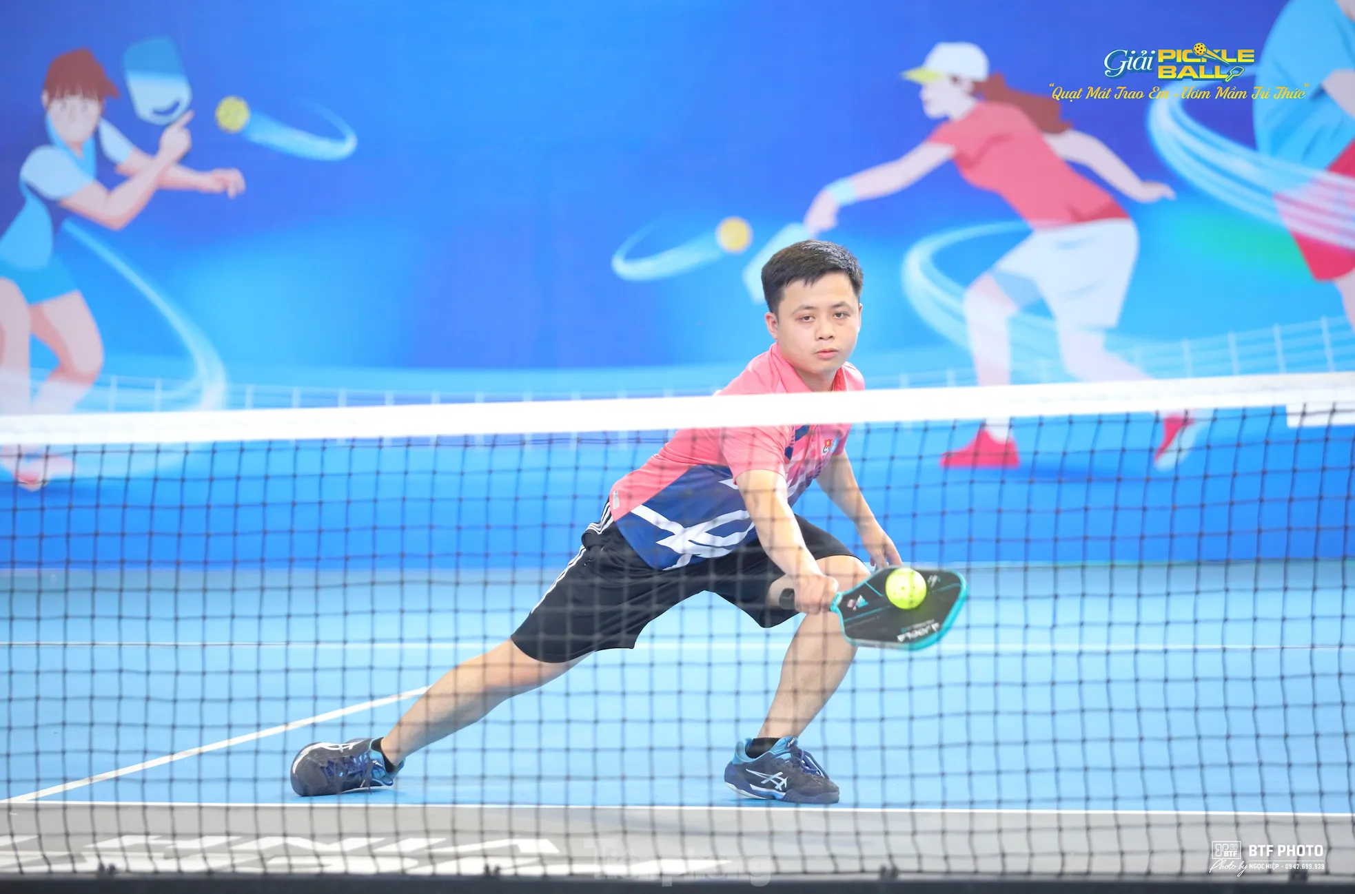 Khoảnh khắc gay cấn trong loạt trận tranh tài Giải Pickleball 'Quạt mát trao em - Ươm mầm tri thức' ảnh 12