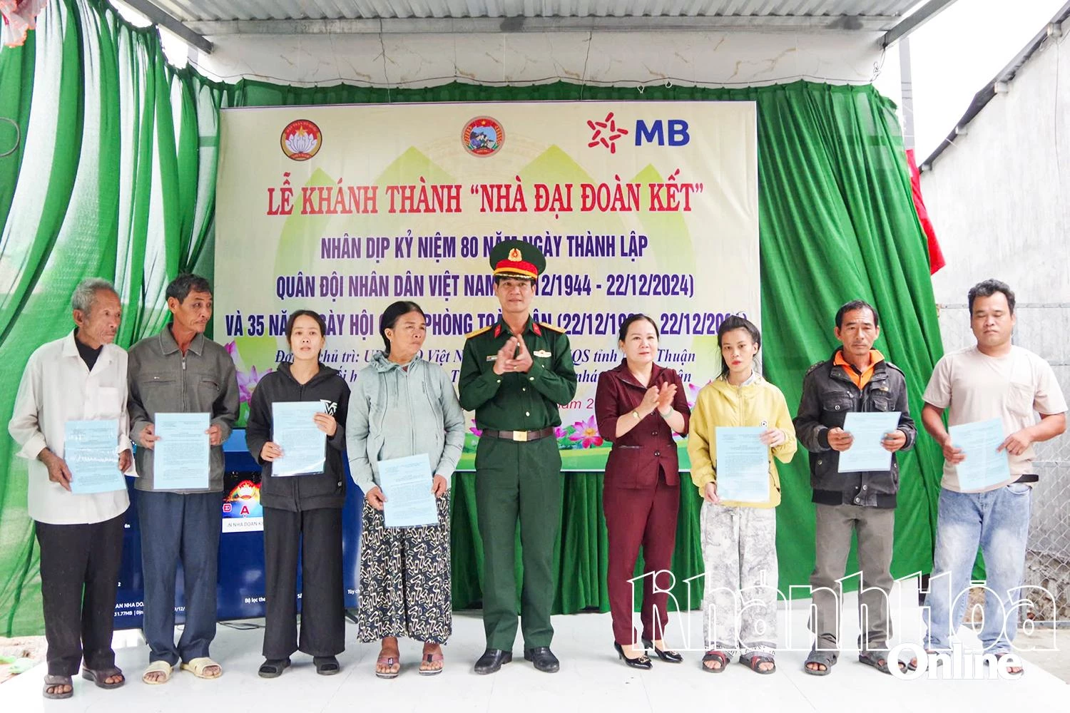 Bộ Chỉ huy Quân sự tỉnh bàn giao 7 nhà Đại đoàn kết cho các hộ nghèo ở xã Thuận Nam.

