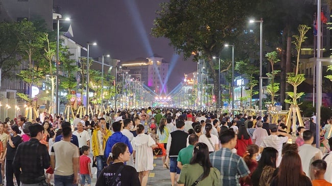 Du lịch đêm đang trở thành điểm nhấn mới, thu hút khách đến Huế - Ảnh 1.