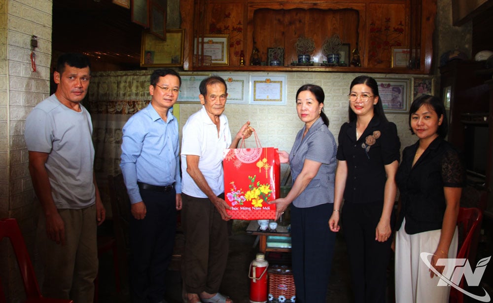 Đoàn công tác tặng quà người có công tại thôn Nà Ngàn, xã Ngân Sơn.