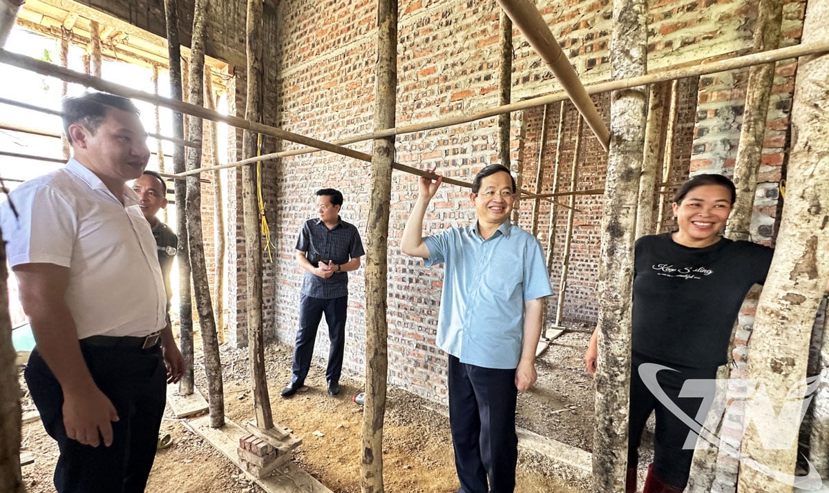 Đồng chí Chủ tịch UBND tỉnh Phạm Hoàng Sơn kiểm tra công trình xây dựng nhà ở của một hộ được hỗ trợ xóa nhà tạm, nhà dột nát.