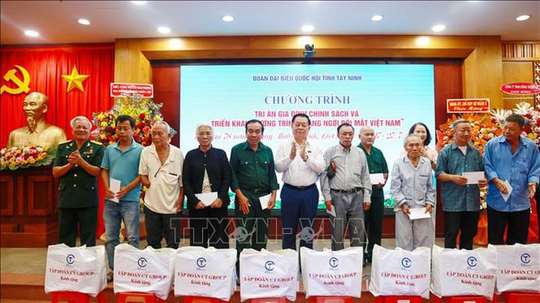 Trưởng Ban Tuyên giáo và Dân vận Trung ương tặng quà gia đình chính sách tại Tây Ninh- Ảnh 1.