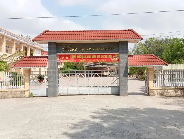 Vụ kỷ luật giáo viên sai quy định: Hiệu trưởng chuyển trường, giáo viên ở lại ảnh 1