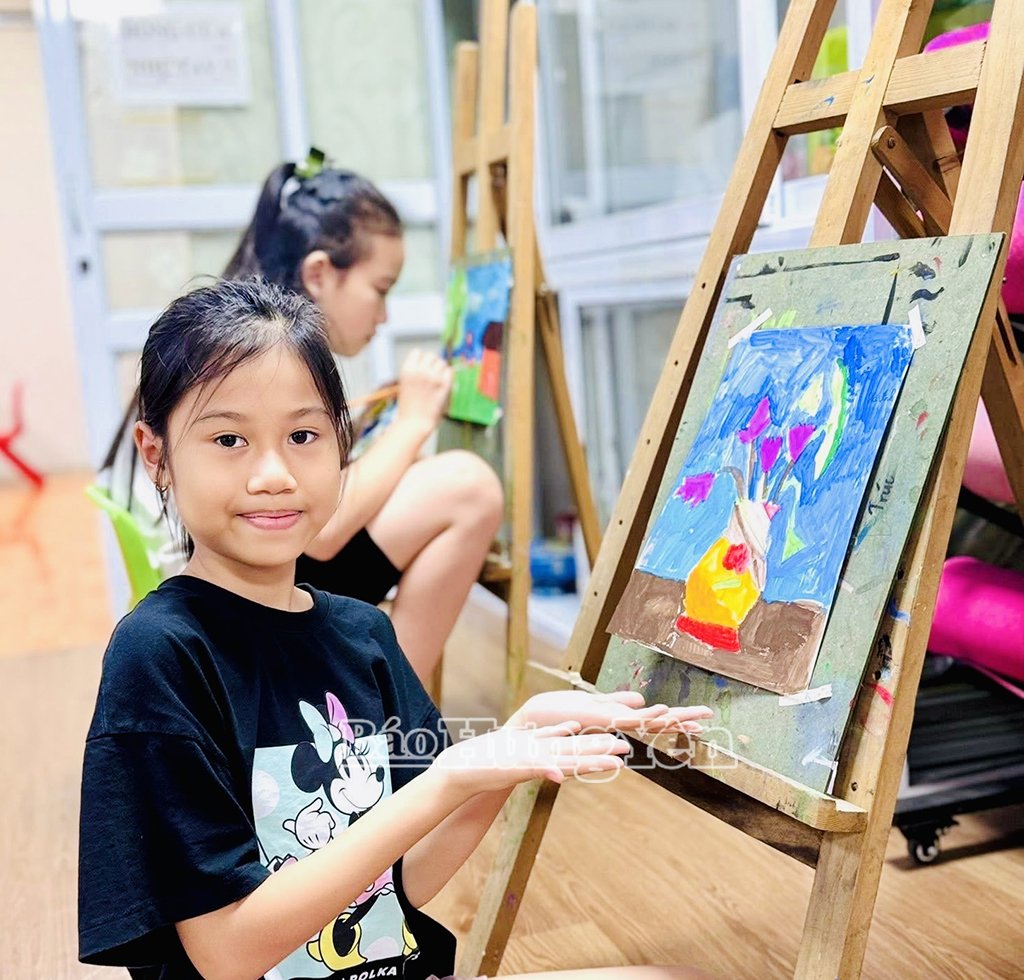Trẻ hào hứng với bức tranh vừa vẽ(Ảnh chụp tại Trung tâm năng khiếu Sao Mai, xã Văn Giang)