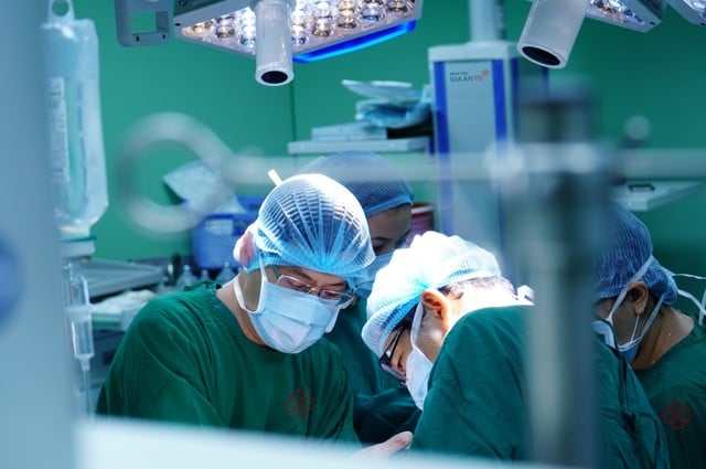Một lần gây mê - 2 can thiệp lớn: Thoát vị thành bụng và sỏi tắc mật - Ảnh 1.