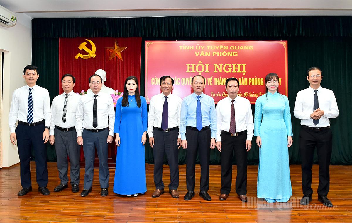 Các đồng lãnh đạo Văn phòng Tỉnh ủy.