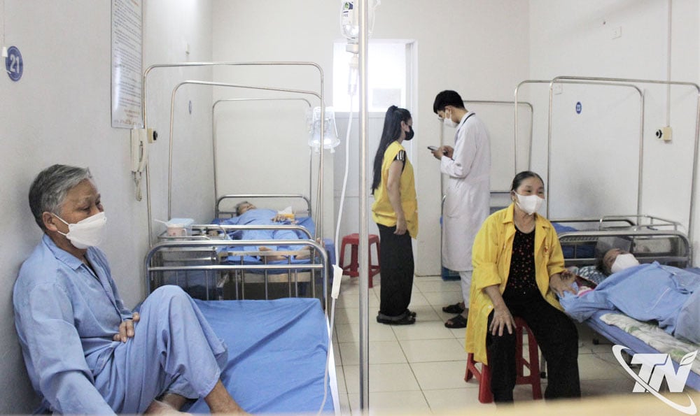 Những người già, người có bệnh lý nền, khi bị mắc COVID-19 sẽ khiến bệnh nền thêm nặng và việc điều trị COVID-19 cũng kéo dài, khó khăn hơn.