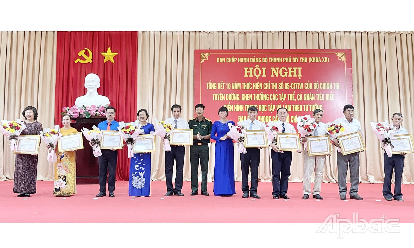 Ông Lê Văn Tươi, Chủ tịch Hội CTĐ xã Trung An (thứ 3 từ phải sang) nhận Giấy khen do có thành tích trong 10 năm thực hiện Chỉ thị 05 của Bộ Chính trị.