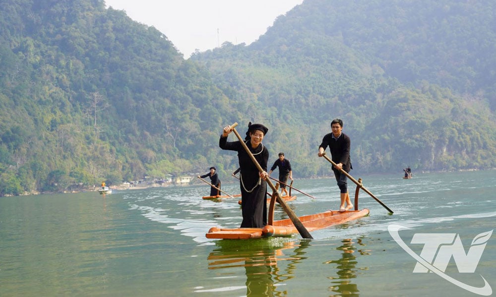Đua thuyền độc mộc trên hồ Ba Bể.
