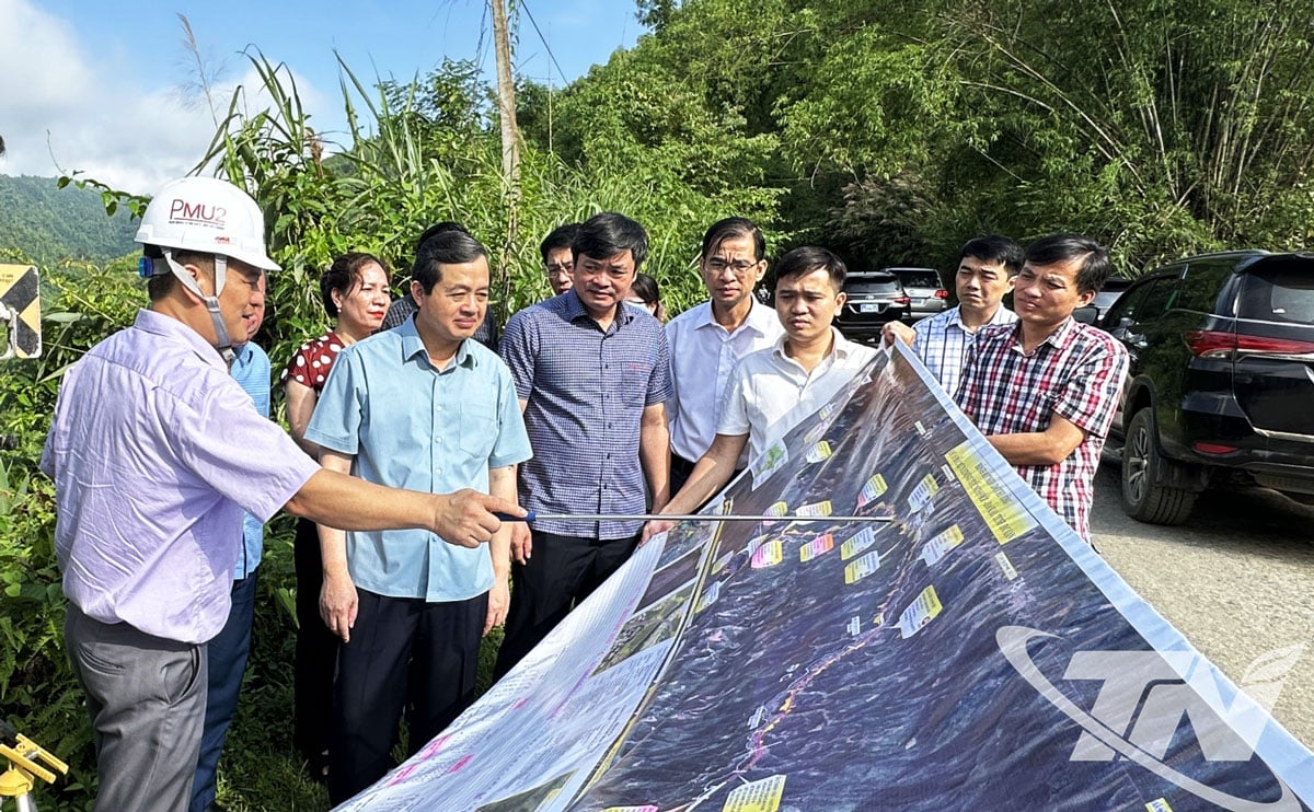 Đại diện nhà thầu thi công và chủ đầu tư báo cáo đồng chí Chủ tịch UBND tỉnh Phạm Hoàng Sơn về tiến độ triển khai Dự án cao tốc Chợ Mới – Bắc Kạn.