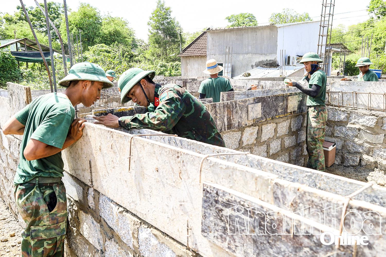 Các chiến sĩ xây nhà cho gia đình bà Võ Thị Lợi.
