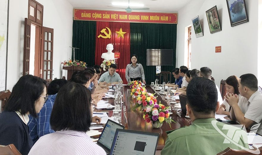 Đoàn công tác do đồng chí Phó Chủ tịch UBND tỉnh Nguyễn Thị Loan dẫn đầu làm với xã Nà Phặc.
