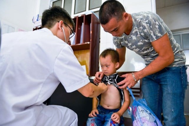 Bác sĩ Bệnh viên Nhi Trung ương khám sàng lọc tim bẩm sinh cho trẻ em trên địa bàn tỉnh Cao Bằng (ảnh Báo Cao Bằng)