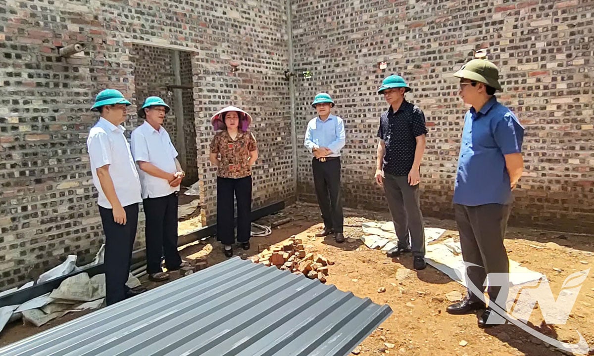 Đồng chí Đỗ Thị Minh Hoa cùng Đoàn công tác kiểm tra việc xóa nhà tạm, nhà dột nát ở xã Bằng Thành.