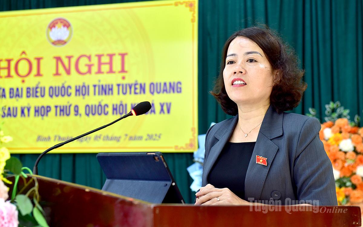 Trưởng Đoàn ĐBQH tỉnh Lý Thị Lan phát biểu với cử tri.