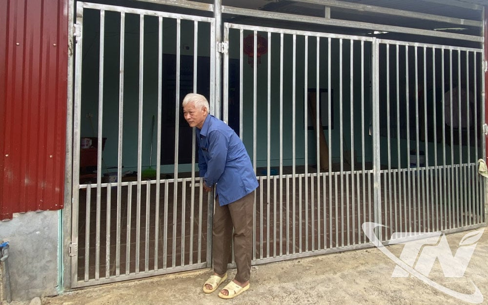 Ban ngày, ông Triệu Tiến Ngân vẫn quay lại nhà cũ để kiểm tra.