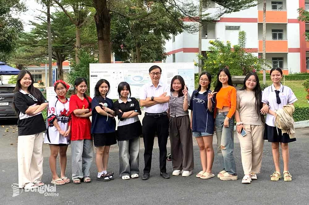 Thầy giáo Phan Danh Hiếu cùng học sinh. Ảnh: NVCC