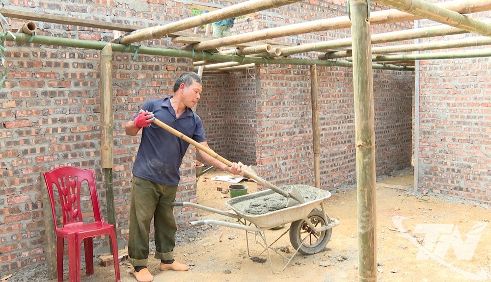 គ្រួសារលោក Hoang Van Thai នៅឃុំ Cho Ra កំពុងសាងសង់ផ្ទះថ្មី។